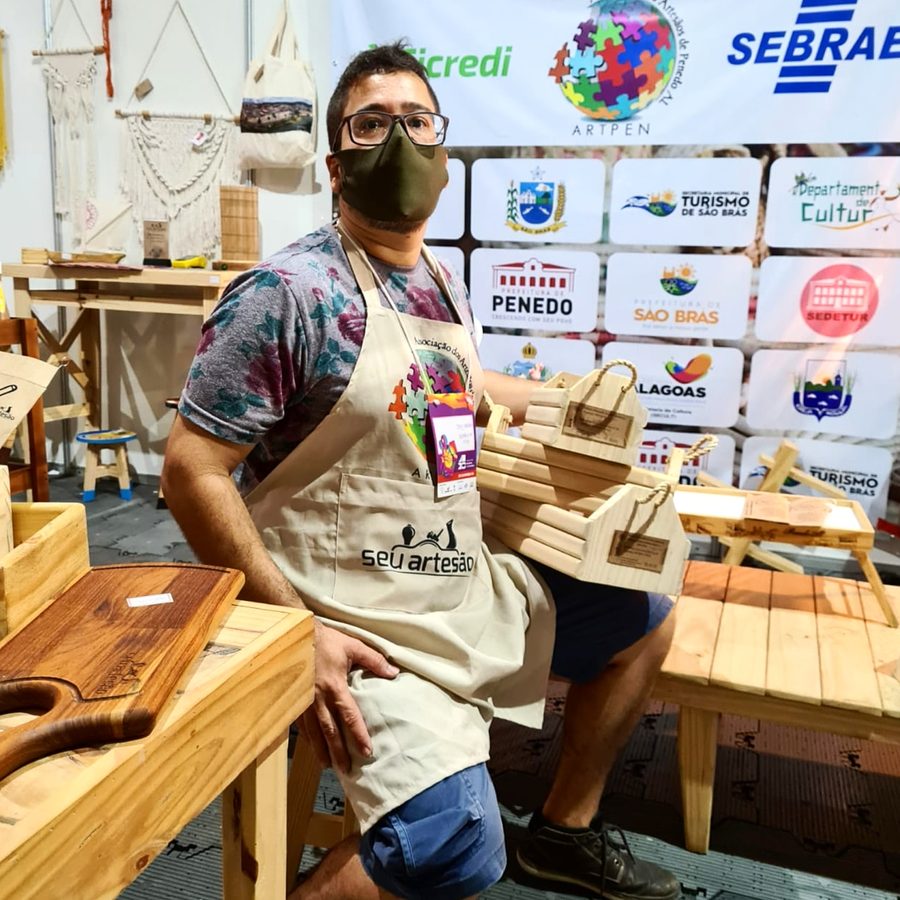 Jay em feira de artesanato com apoio de parceiros