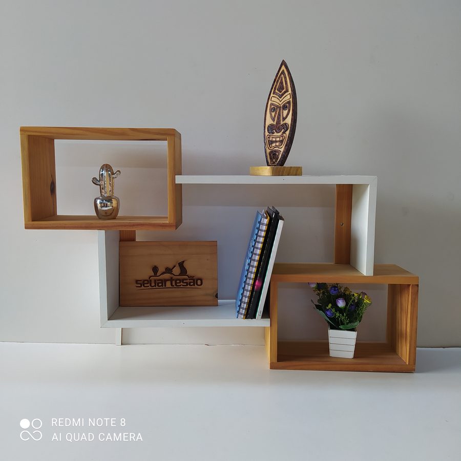 Prateleira decorativa com a marca Seu Artesão