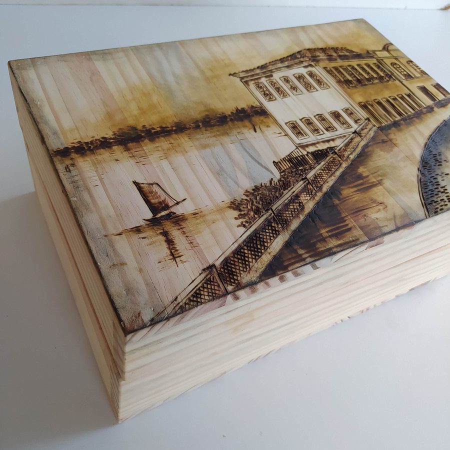Peça de pirogravura com design artístico do Seu Artesão